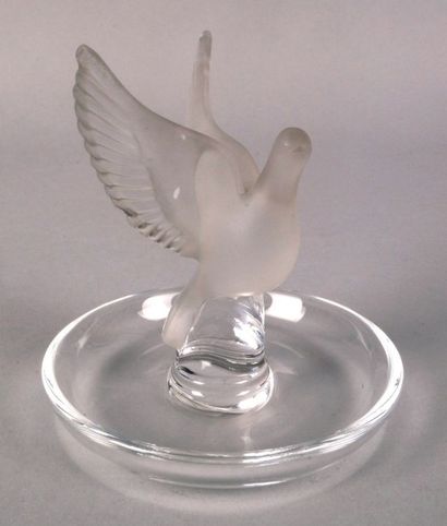 LALIQUE FRANCE BAGUIER en cristal figurant une colombe prenant son envol. H.: 10,5...