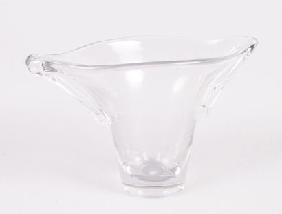 DAUM France VASE en cristal à deux anses des années 1950. Signé. H.: 26,5 cm