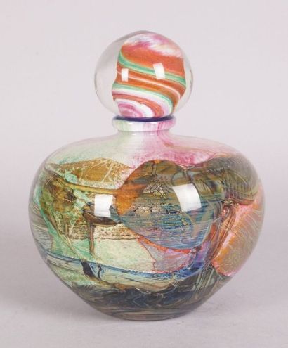 Jean-Claude NOVARO (né en 1943) VASE en verre soufflé à décor intercalaire d'oxydes...