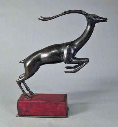null STATUE en bronze à patine foncée représentant une antilope sur un socle en bois...