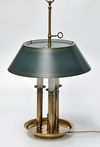 null LAMPE BOUILLOTTE stylisée en bronze poli et tôle peinte, vers 1950.
