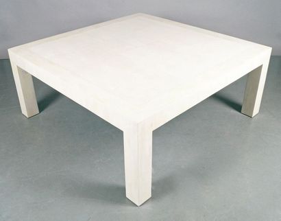 null TABLE BASSE CARRÉE en placage de galuchat en damier et ivoire. 45 x 110 x 110...
