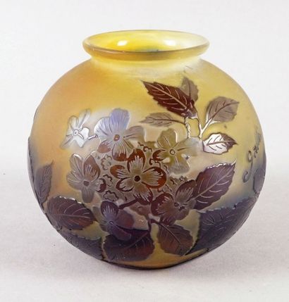 Émile GALLÉ (1846-1904) VASE BOULE en verre doublé violet sur fond jaune à décor...