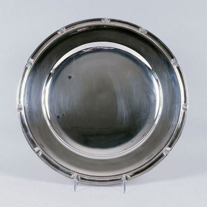 ERCUIS FRANCE PLAT ROND en métal argenté modèle filet coquille. D.: 35 cm Dans sa...