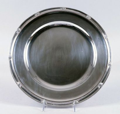 ERCUIS FRANCE PLAT ROND en métal argenté modèle filet coquille. D.: 35 cm Dans sa...