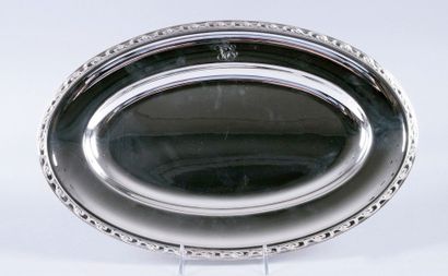 ERCUIS FRANCE PLAT OVALE en métal argenté monogrammé «VSE» avec couronne, aile ornée...