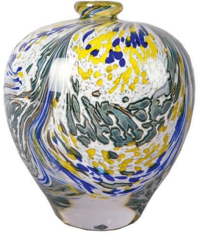 Jean-Claude NOVARO 
VASE boule en cristal à décor hélicoïdal de poudres en souscouche...