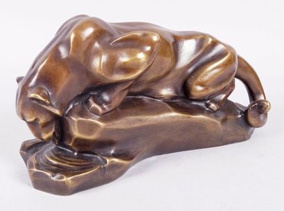 Jean DEBUT, XXe siècle PANTHÈRE S'ABREUVANT Bronze à patine brune. H.: 14 cm - L.:...