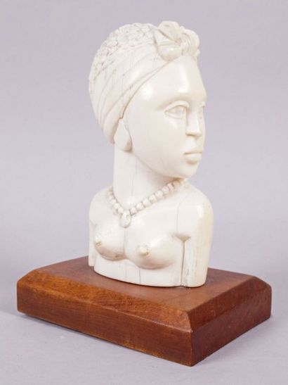 null BUSTE DE FEMME en ivoire sculpté, travail africain des années 1930. H.: 18 ...