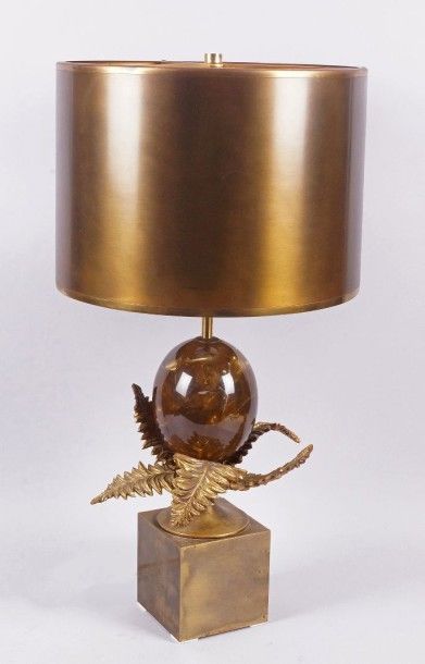 MAISON CHARLES LAMPE en bronze doré, verre et laiton à trois lumières. Signée «Charles»...