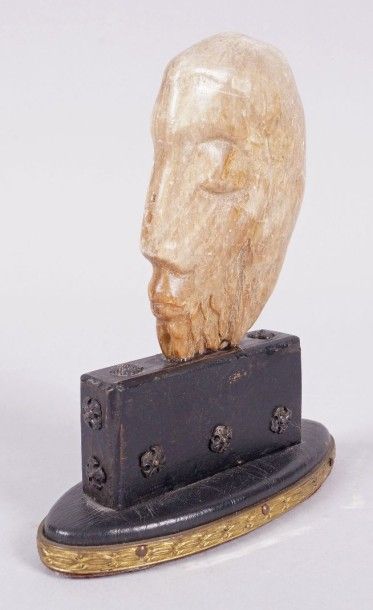 H. KERNER, école du XXe siècle VISAGE DE PROFIL Pierre sculptée. H.: 10 cm Socle...