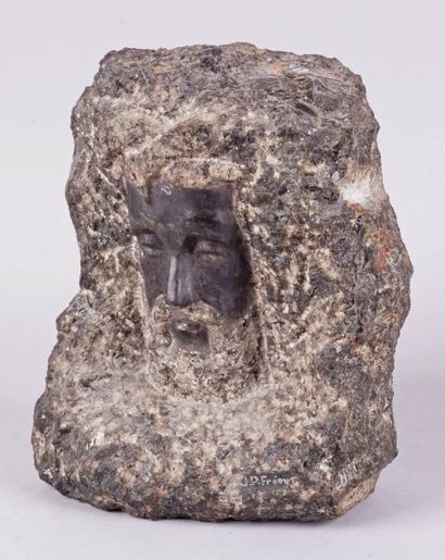 Jean-P. FREOUR (né en 1919) LA SAINTE FACE Diorite sculptée. Signée. H.: 25 cm