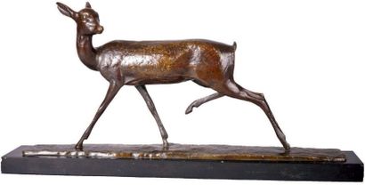 André-Vincent BECQUEREL - 1893-1981 BICHE AUX AGUETS Épreuve en bronze à patine brun...