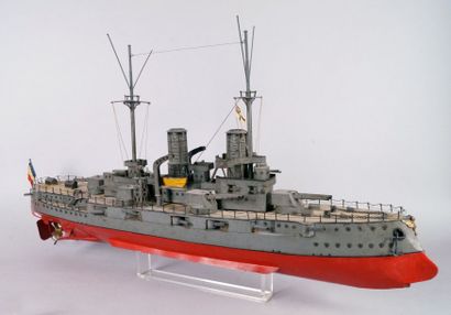 null Grande maquette en tôle figurant un Croiseur à éperon, avec 2 cheminées et rangs...