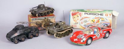 null Lot de jouets divers comprenant tank GAMA ? PORSCHE GT à friction de fabrication...