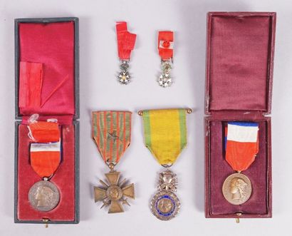 France Ensemble de cinq décorations: -Miniature de chevalier de la Légion d'honneur...