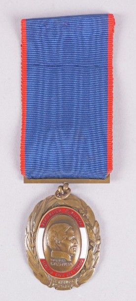 PÉROU Trois médailles: -Médaille du mérite Andres CACERES. Bronze. Ruban. -Médaille...