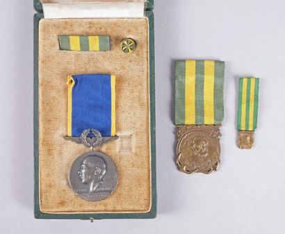 BRÉSIL Deux médailles: Médaille du mérite aéronautique «SANTOS DUMONT». Ruban. -Médaille...