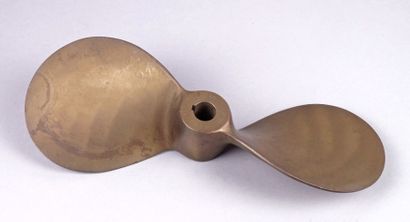 null HÉLICE D'ÉTRAVE à deux pales (16 x 15) en bronze. L.: 40 cm