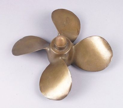null HÉLICE en bronze à quatre pales. D.: 25 cm