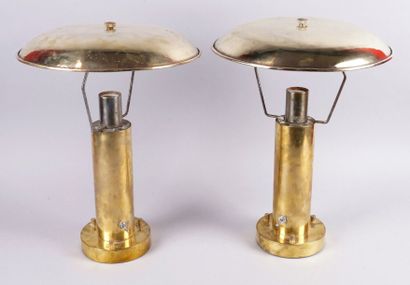 null PAIRE DE LAMPES DE TABLE DE CABINE DE PAQUEBOT en cuivre sur base circulaire....