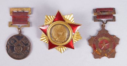 CHINE Trois médailles: -Médaille de l'expédition du Nord. Bronze. Ruban. -Médaille...