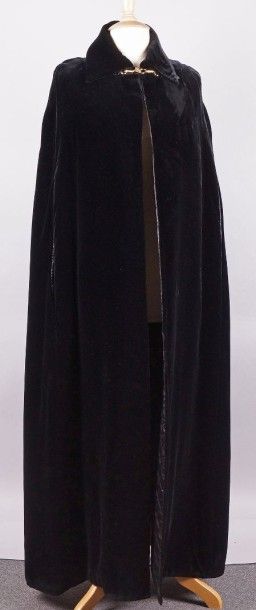 CÉLINE, vers 1970 
CAPE en velours noir à attache cuir et métal doré.
Taille 38