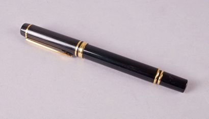 WATERMAN STYLO BILLE e modèle «IDEAL» en laque noire et métal doré, plume or 18 ct.
L.:...