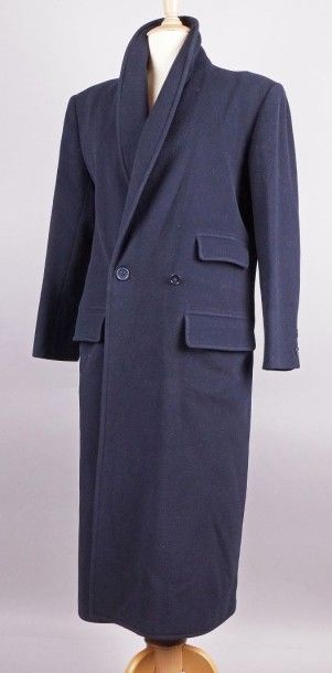 Yves Saint-Laurent Variation
MANTEAU bleu croisé en cachemire, poches plaquées.
Taille...