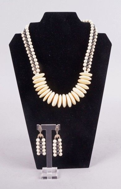 null PARURE en ivoire et hématite comprenant un collier et une paire de pendants...