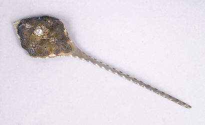  AIGUILLE DE COIFFE en argent filigrané serti d'une pierre du Rhin. H.: 22,5 cm -...