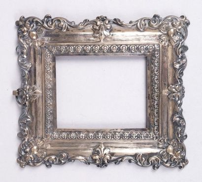 null CADRE À PHOTO en métal argenté de style Louis XV.
Dim. à vue: 7,2 x 5,8 cm
Dim....