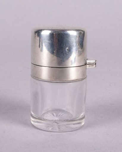 null POT À FARD en cristal, argent et vermeil de l'orfèvre MAPPIN & WEBB.
Londres,...