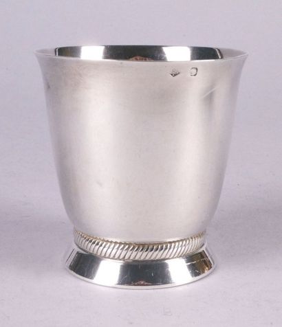 null TIMBALE PIÉDOUCHE en argent à décor de bâtons.
Poinçon Minerve.
Orfèvre HENIN...