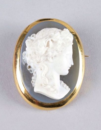 null GRANDE BROCHE en or jaune serti d'une calcédoine onyx figurant une femme à l'Antique.
XIXe...