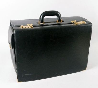 LANCEL ATTACHÉ-CASE en box noir. Intérieur en cuir gold.
(Usures, poignée refaite).
32...