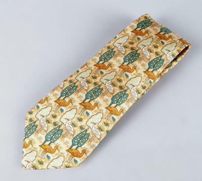 HERMES Paris CRAVATE en soie imprimée à décor d'échassiers sur fond kaki.