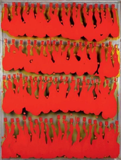 ARMAN - 1928-2005 MAC BETH
Accumulation de flacons de vernis et peinture rouge sur...