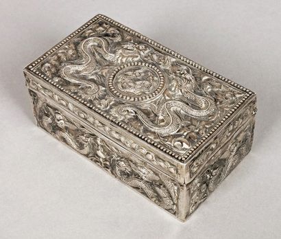 CHINE, SHANGHAÏ, vers 1900 
BOÎTE RECTANGULAIRE en argent repoussé à décor de dragons...