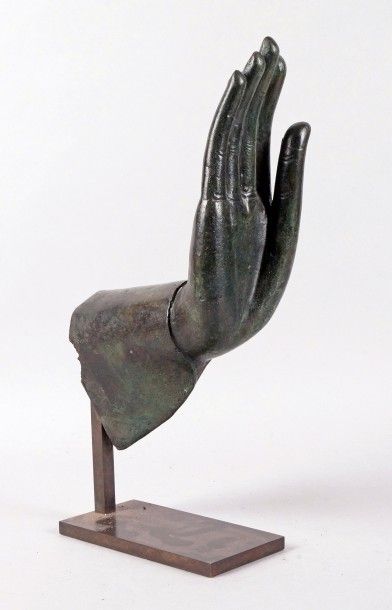 THAÏLANDE, époque Ratanakosin 
MAIN DE BOUDDHA en bronze.
H.: 31 cm - L.: 19 cm