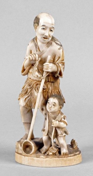 JAPON, fin XIXe siècle 
OKIMONO en ivoire pêcheur et enfant signé MUNETOSHI.
H.:...