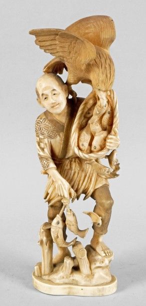 JAPON, fin du XIXe siècle 
OKIMONO figurant un pêcheur avec oiseau de proie en ivoire...