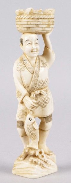 JAPON, fin du XIXe siècle 
OKIMONO en ivoire, pêcheur portant un panier de poissons,...