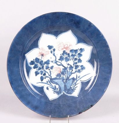 CHINE, époque KANGXI (1662-1722) 
PLAT en porcelaine à décor de pivoines en réserve...