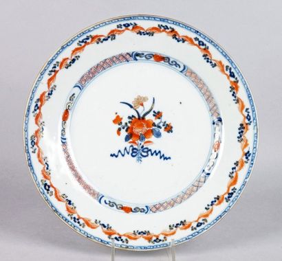 CHINE IMARI, 2ème moitié du XVIIIe siècle 
ASSIETTE porcelaine à décor de fleurs...