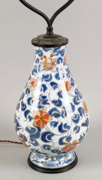 CHINE, Imari, XVIIIe siècle 
VASE en porcelaine à décor émaillé et doré de rinceaux...