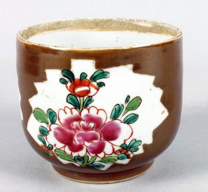 CHINE de Commande, XVIIIe siècle 
COUPE en porcelaine à décor de fleurs sur fond...