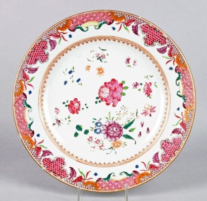 CHINE de Commande, Famille Rose, XVIIIe siècle 
ASSIETTE en porcelaine à décor de...
