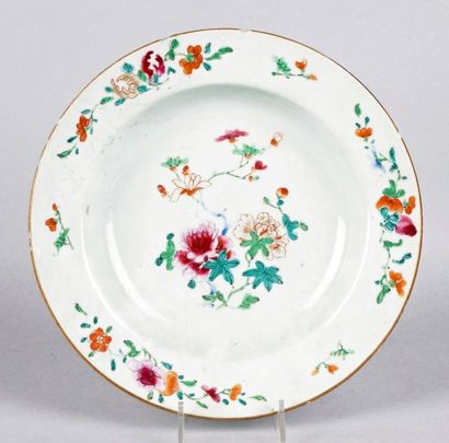 CHINE de Commande, Famille Rose, XVIIIe siècle 
ASSIETTE CREUSE en porcelaine à décor...