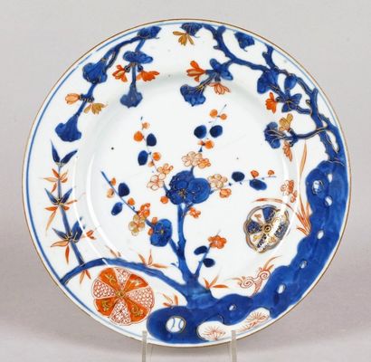 CHINE, Imari, XVIIIe siècle 
ASSIETTE en porcelaine à décor émaillé et doré de cerisiers...
